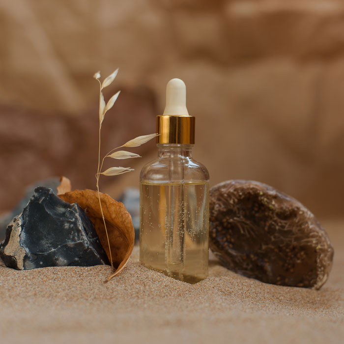 Oud-Öl, das aus Adlerholz destilliert wird, gehört zu den teuersten Naturrohstoffen der Welt – begehrt vor allem im arabischen Raum. Oud-Öl, das aus Adlerholz destilliert wird, gehört zu den teuersten Naturrohstoffen der Welt – begehrt vor allem im arabischen Raum.