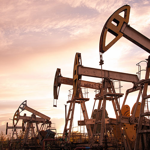 Fünf Ölpumpen in den USA im Detail aufgenommen, Symbolbild für reale Ölbeteiligungen und nachvollziehbare Förderprozesse.