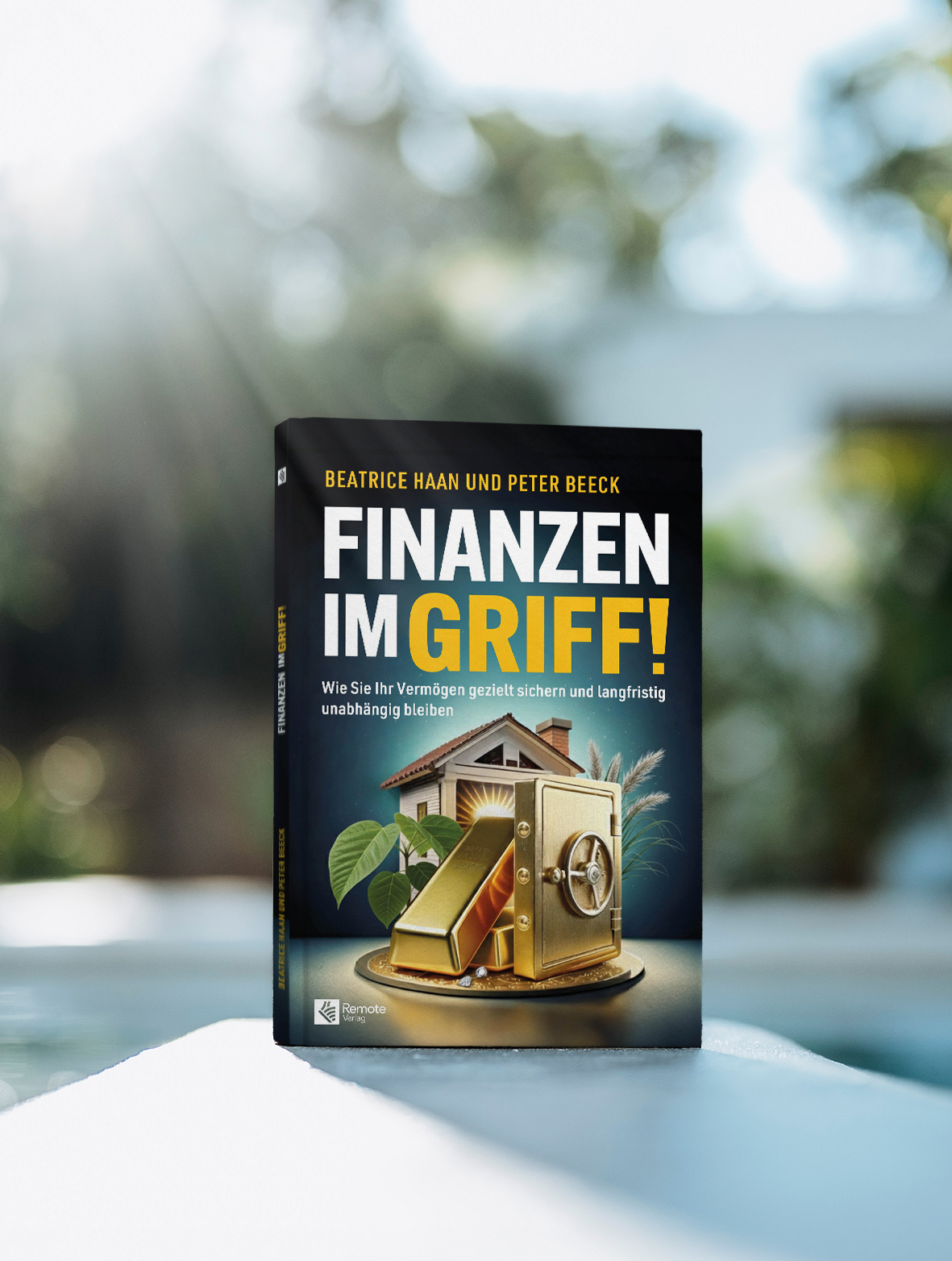 Mann blickt nachdenklich auf sein Smartphone und prüft seine finanzielle Situation